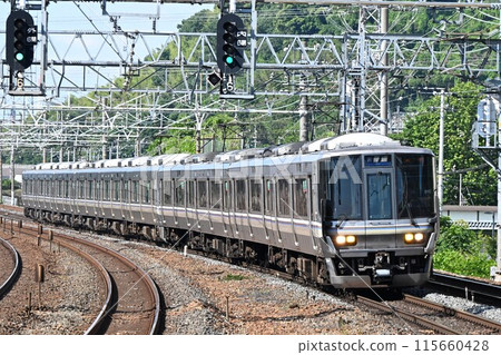 抵達東海道本線島本站的通勤列車 抵達東海道本線島本站的通勤列車 115660428