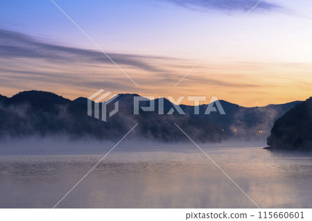 沐浴在朝霞中的入鹿池 沐浴在朝霞中的入鹿池 115660601