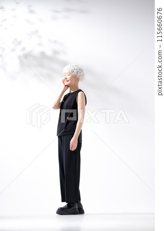 灰髮女人，水平，垂直，全身 115660676