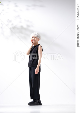 Gray-haired woman, sideways, vertical, whole body 115660678
