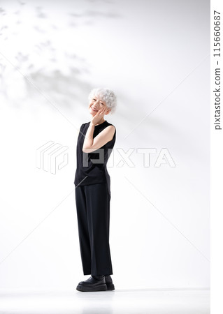 灰髮女人，水平，垂直，全身 115660687