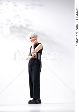 灰髮女人，水平，垂直，全身 115660688