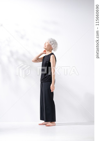 Gray-haired woman, sideways, vertical, whole body 115660690