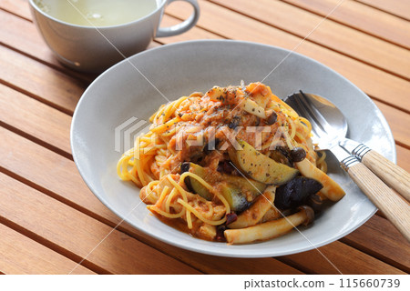 番茄醬義大利麵佐茄子、蘑菇和鮪魚 番茄醬義大利麵佐茄子、蘑菇和鮪魚 115660739