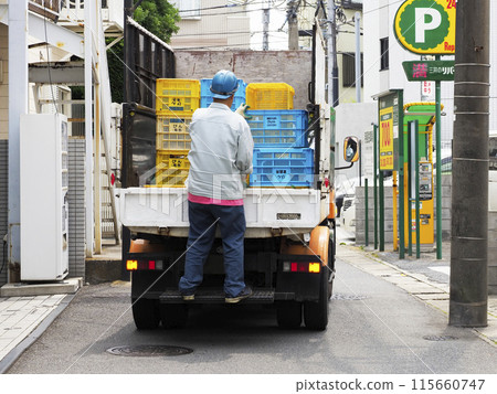 Recycling trucks and bins 115660747