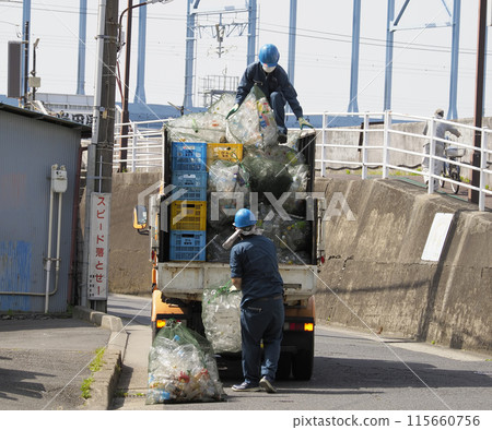 資源回收車、瓶子和塑膠瓶 115660756