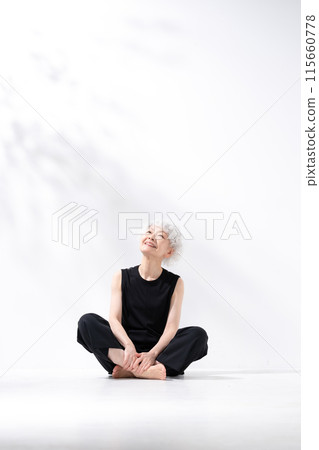 灰髮女子全身盤腿而坐 115660778