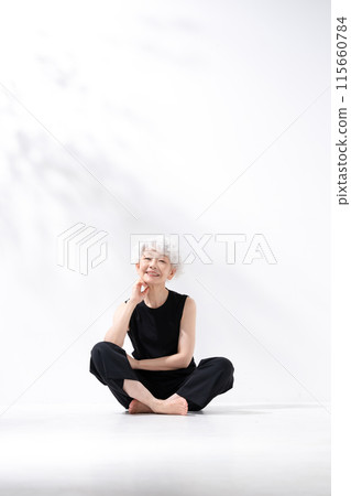 灰髮女子全身盤腿而坐 115660784