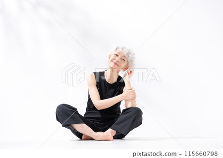 灰髮女子全身盤腿而坐 115660798