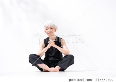 灰髮女子全身盤腿而坐 灰髮女子全身盤腿而坐 115660799