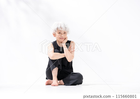 灰髮女人,全身,坐著,膝蓋向上 灰髮女人,全身,坐著,膝蓋向上 115660801