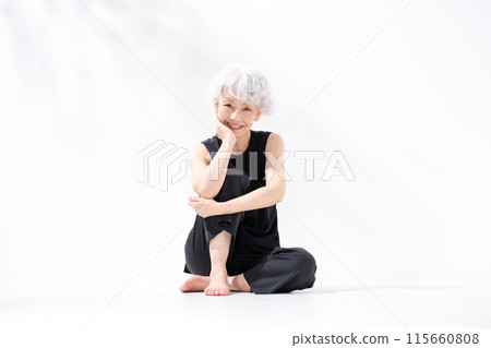 灰髮女人，全身，坐著，膝蓋向上 115660808