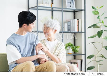 祖母和孫子在客廳放鬆 115660902