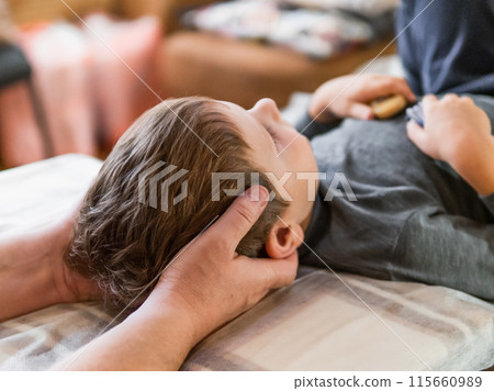 Osteopathy treatment for a child 115660989