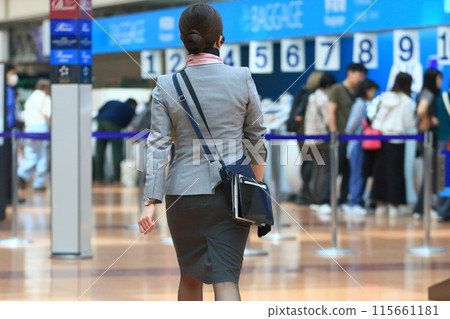 航空公司工作人員前往機場出發大廳上班 115661181