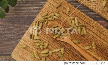 荳蔻 綠色荳蔻 115661354