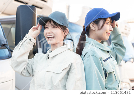 兩名女卡車司機 兩名女卡車司機 115661481
