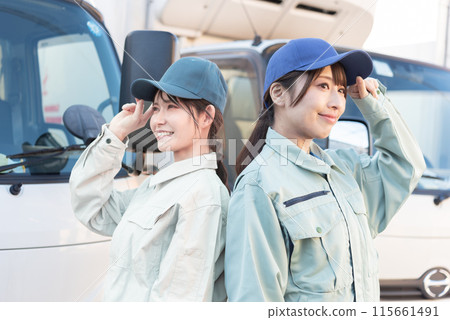 兩名女卡車司機 兩名女卡車司機 115661491