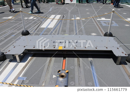 Beartrap, a landing arresting device for ship-based helicopters, installed on a destroyer 115661779