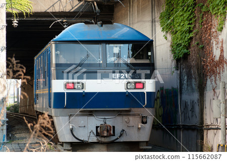 Single-car locomotive EF-210 running on the Takashima Line, a freight branch of the Tokaido Main Line 115662087
