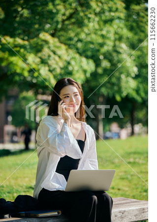 年輕女子在公園打電話 115662230