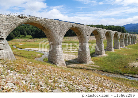 Hokkaido / The Taushubetsu Bridge (Taushubetsu River Bridge), an arch bridge said to be a phantom bridge, is in full bloom under the blue summer sky. 115662299