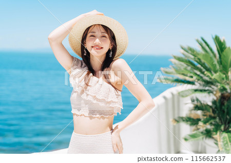 穿著泳衣的女人在度假村享受假期 115662537