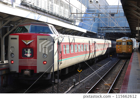 Hakubi Line Limited Express Yakumo train stopped at Okayama Station: 381 series train (Okayama ⇔ Izumo City) 115662612