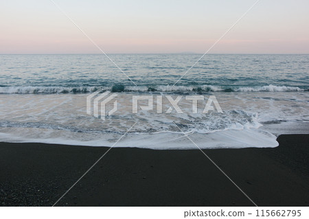 日落時平靜的海岸 日落時平靜的海岸 115662795