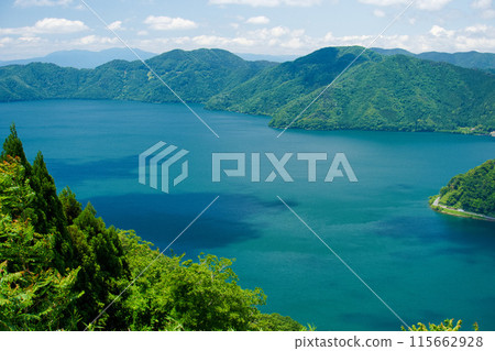 The surface of Lake Biwa could easily be mistaken for an island. 115662928