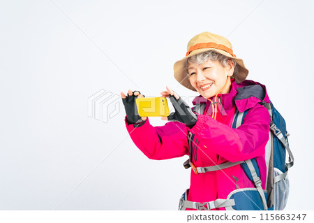穿著登山服的高級女性用智慧型手機拍照 穿著登山服的高級女性用智慧型手機拍照 115663247