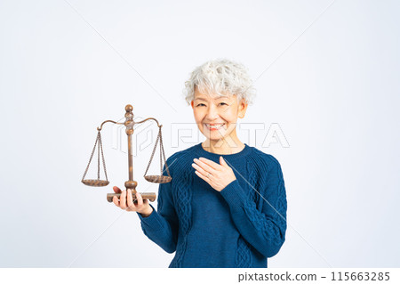 拿著秤的資深婦女 拿著秤的資深婦女 115663285