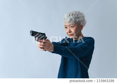 拿著槍的資深婦女 拿著槍的資深婦女 115663286