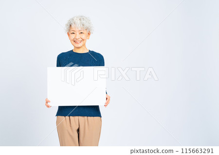 顯示留言板的資深婦女 115663291