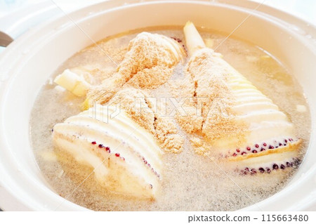 將竹筍放入砂鍋中,用水浸泡,蓋上米糠,除去浮渣,備用 將竹筍放入砂鍋中,用水浸泡,蓋上米糠,除去浮渣,備用 115663480