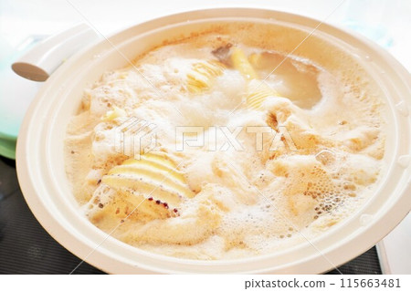 將竹筍與米糠一起放入砂鍋中煮沸，去除浮渣。 115663481