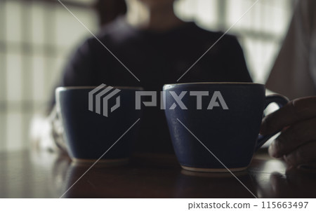 老夫婦在日本房子喝咖啡 老夫婦在日本房子喝咖啡 115663497