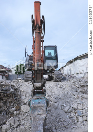 拆除鋼筋混凝土建築物的電鏟 115663754