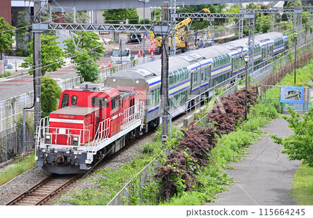 Tokaido Main Line Freight Branch Sakuragicho-Higashi-Takashima JR Freight DD200-22 + Salo E235-1000 115664245