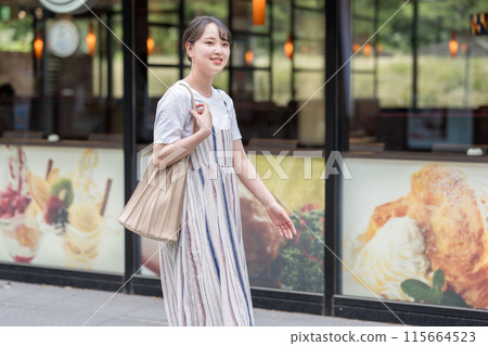一個女人以輕鬆的心情享受購物 一個女人以輕鬆的心情享受購物 115664523