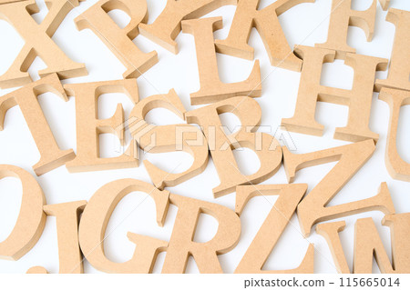 排列好的字母木塊 115665014