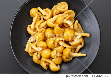 黑色背景上的滑子 黑色背景上的滑子 115665117