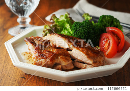 將雞肉放入奶油中炒至褐色 115666351