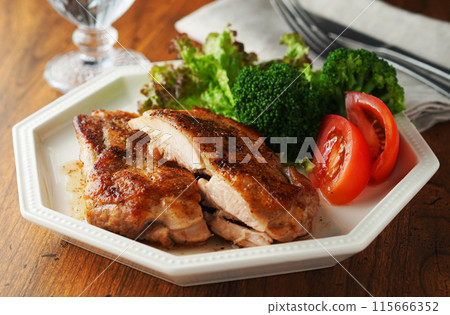 將雞肉放入奶油中炒至褐色 115666352