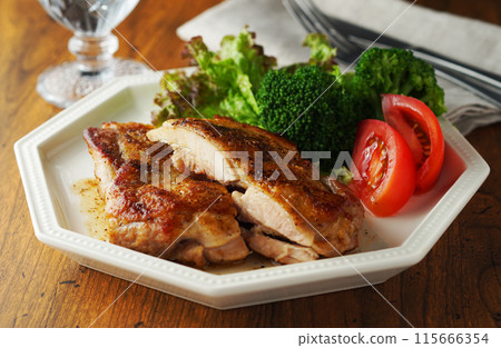 將雞肉放入奶油中炒至褐色 將雞肉放入奶油中炒至褐色 115666354