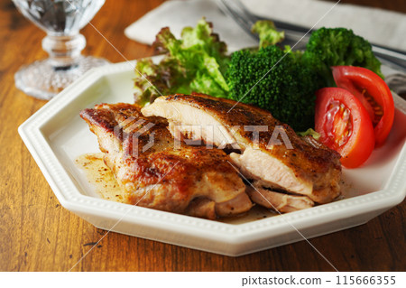 將雞肉放入奶油中炒至褐色 將雞肉放入奶油中炒至褐色 115666355