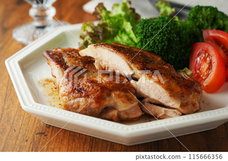 將雞肉放入奶油中炒至褐色 115666356