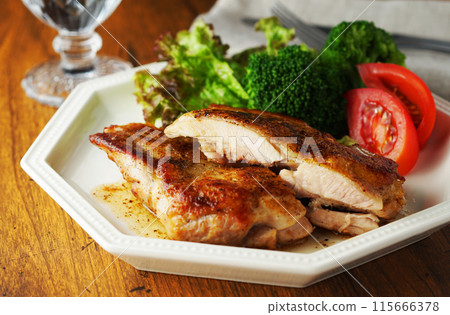 將雞肉放入奶油中炒至褐色 將雞肉放入奶油中炒至褐色 115666378