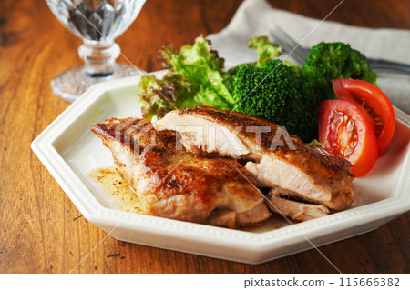 將雞肉放入奶油中炒至褐色 將雞肉放入奶油中炒至褐色 115666382