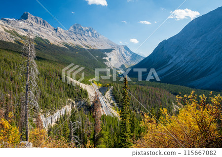 The Big Bend viewpoint and The Big Hill on the Icefields Parkway between Jasper and Banff National Park in autumn, Alberta, Canada. 115667082